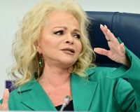 Лариса Долина сразу после суда резко выехала со двора своей квартиры