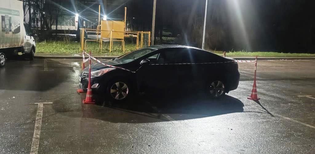 На новгородской парковке молодая женщина сбила пенсионерку