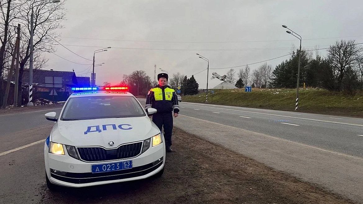 Новгородский полицейский помог доставить к медикам малышку в тяжёлом состоянии