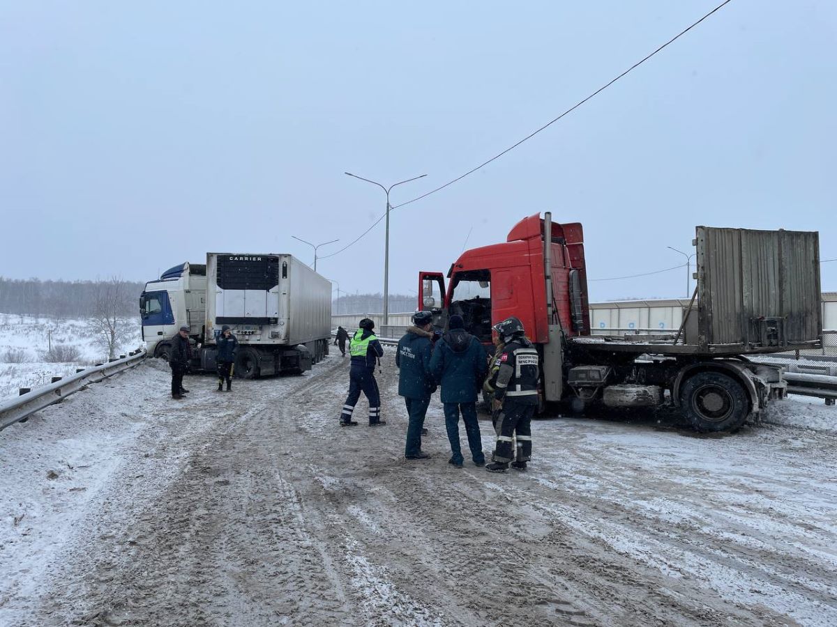 два грузовика столкнулись под Чебаркулем