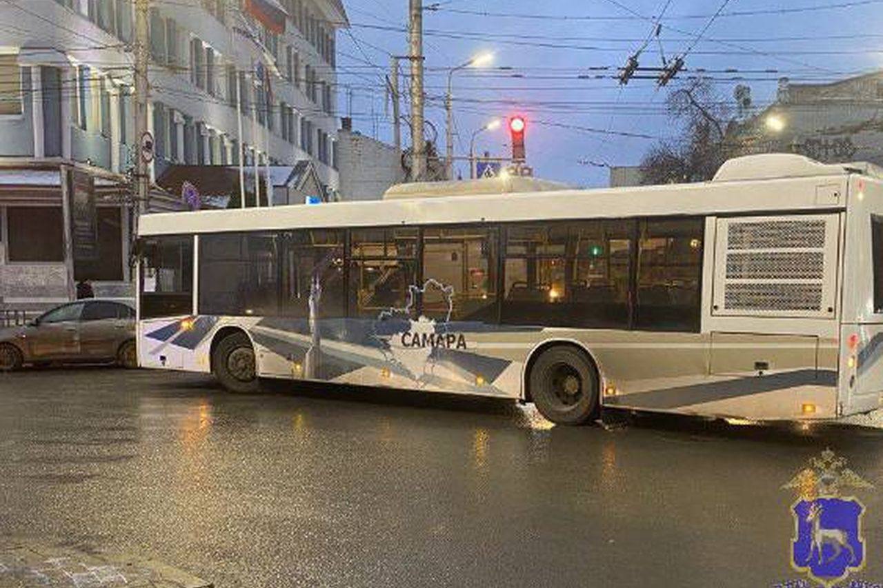 автобус сбил женщину