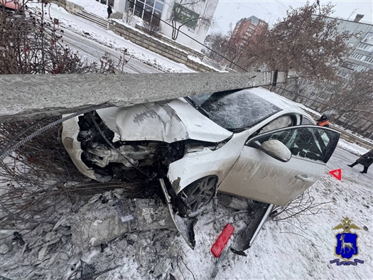 сбил ребенка и врезался в столб