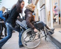 Человек в инвалидной коляске