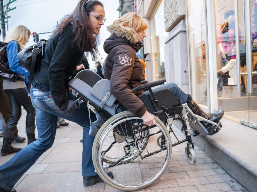 Человек в инвалидной коляске