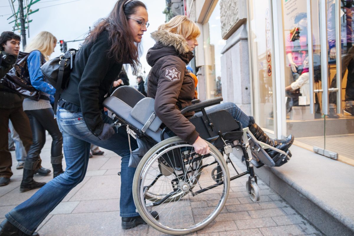 Человек в инвалидной коляске