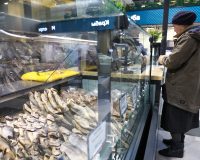 магазин, прилавок с сушенной рыбой