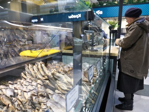 магазин, прилавок с сушенной рыбой