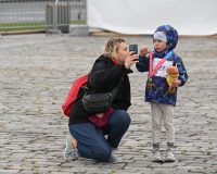 Жещина показывает девочке смартфон