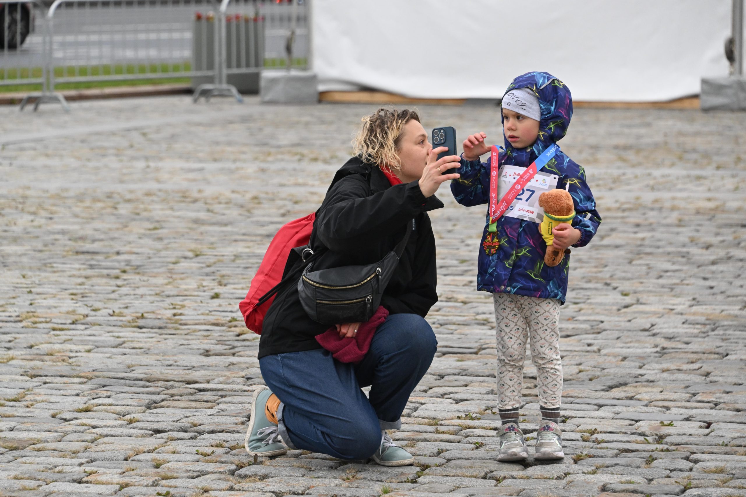 Жещина показывает девочке смартфон