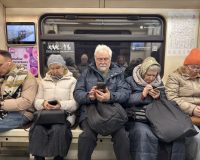 Пенсионеры в метро