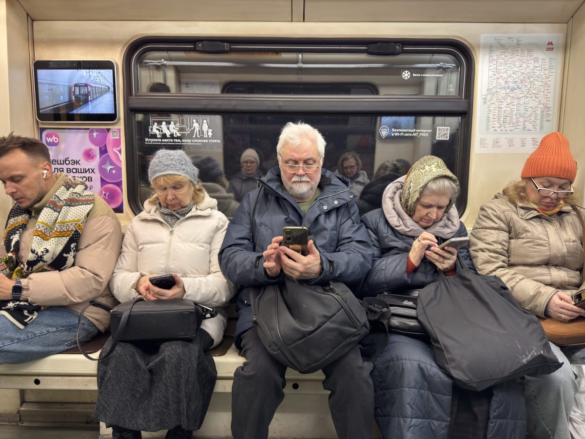 Пенсионеры в метро
