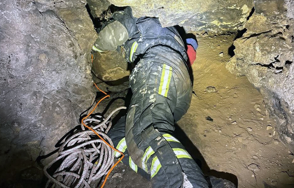 застрял в пещере