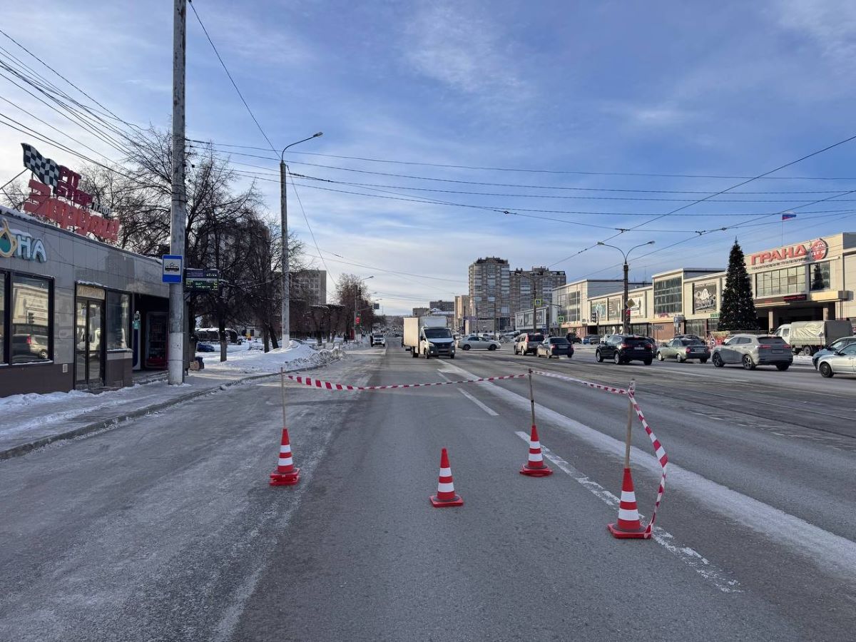 школьник вышел из трамвая и попал под машину