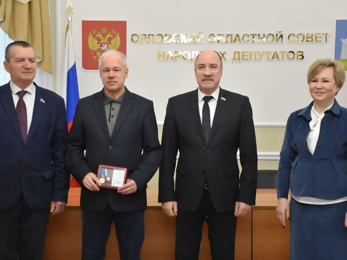 Члены фракции Партии «Единая Россия» вручили награды орловцам
