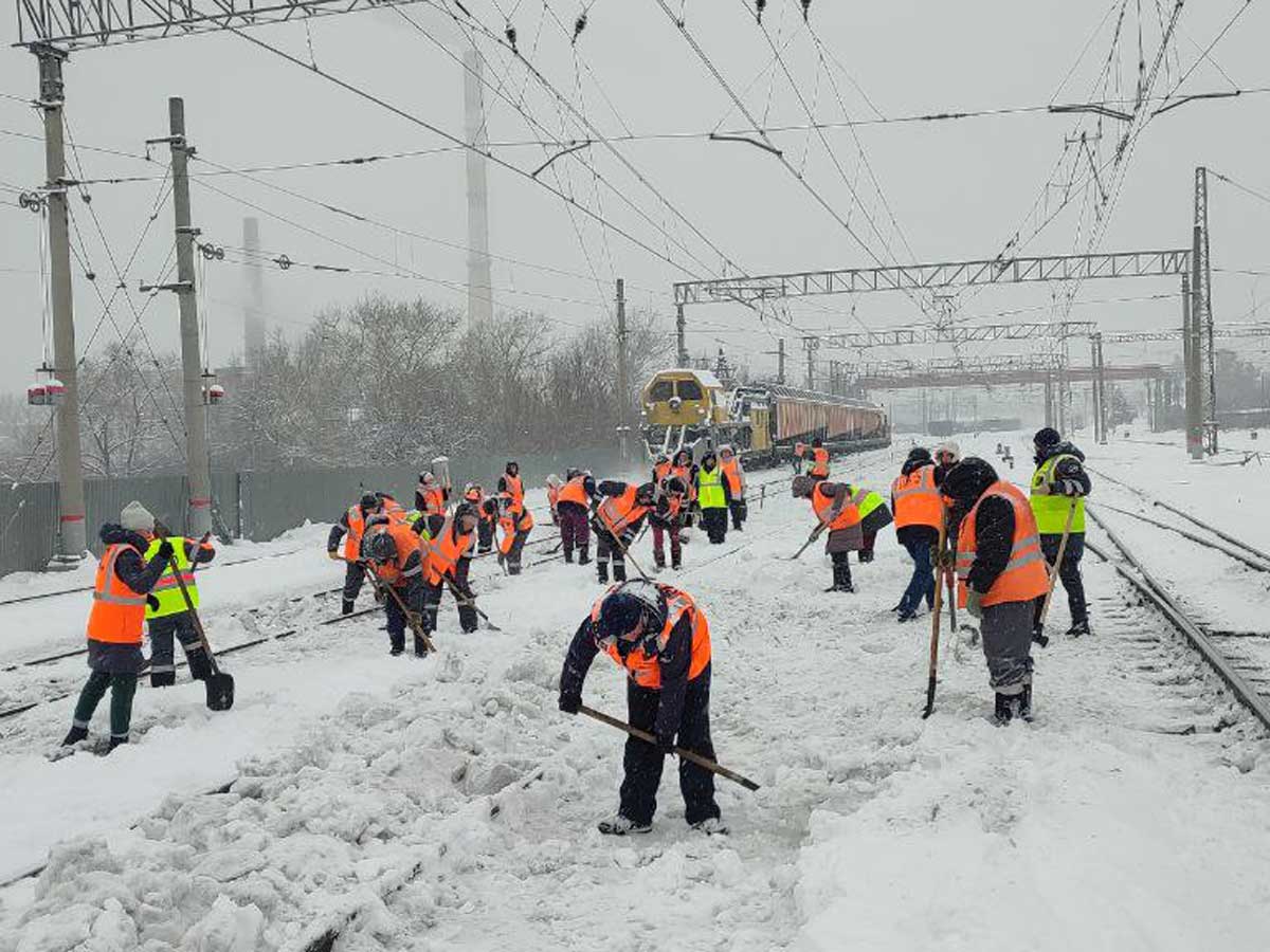Более 7 тысяч кубометров снега убрали железнодорожники