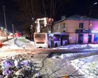 В Новгороде рейсовый автобус снёс столб и врезался в стену жилого дома