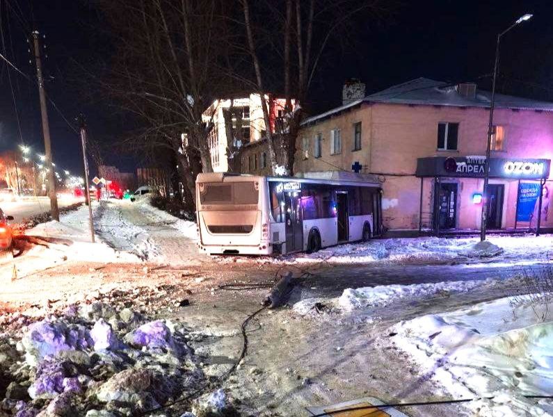 В Новгороде рейсовый автобус снёс столб и врезался в стену жилого дома