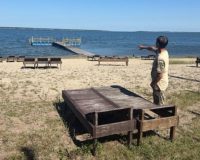 малыш забрался в воду и утонул