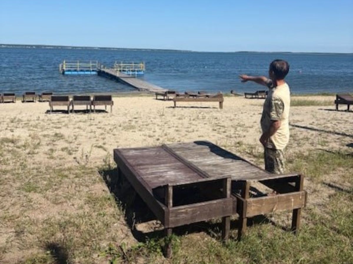 малыш забрался в воду и утонул