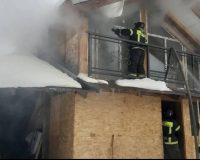 Пожарные обнаружили двоих погибших в загоревшемся в Новгороде доме