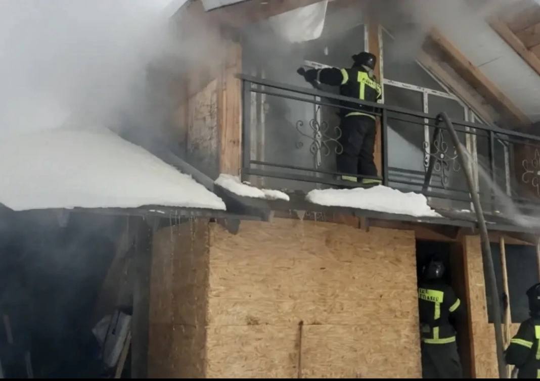 Пожарные обнаружили двоих погибших в загоревшемся в Новгороде доме