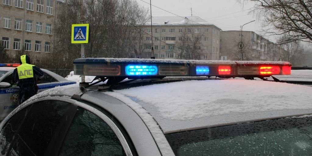 Восемьдесят метров протащил водитель из Боровичей сотрудника ГИБДД по дороге