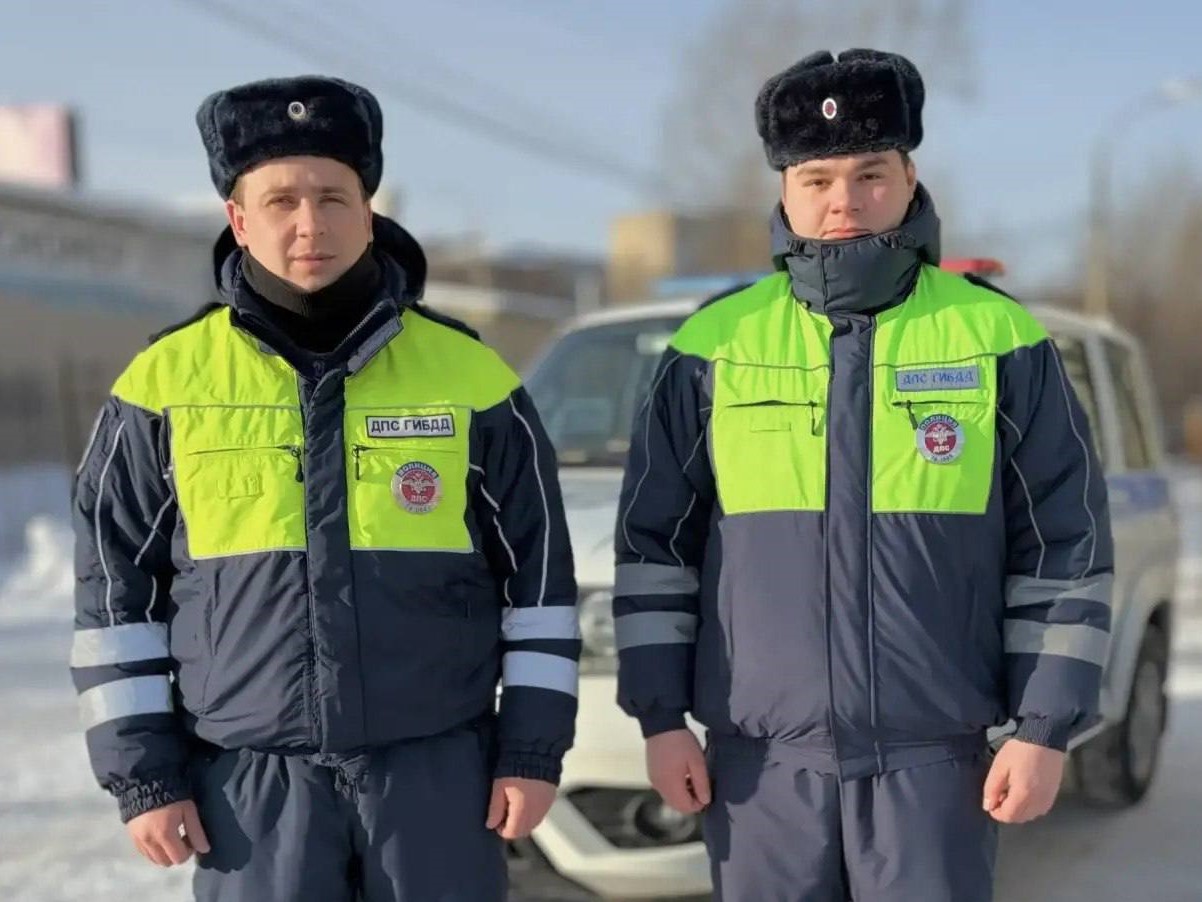 сотрудники ГАИ отогрели водителя