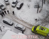 упал на козырек и погиб