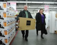 Мужчина несет телевизор