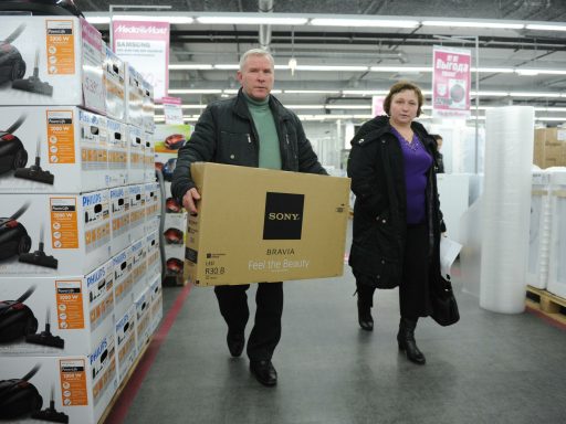 Мужчина несет телевизор