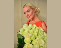 Анастасия Волочкова передвигается на костылях после сложной операции