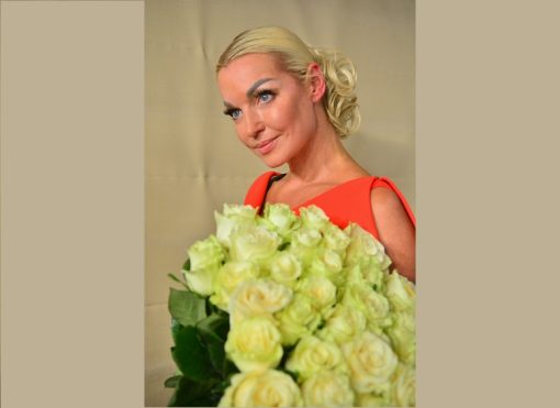 Анастасия Волочкова передвигается на костылях после сложной операции