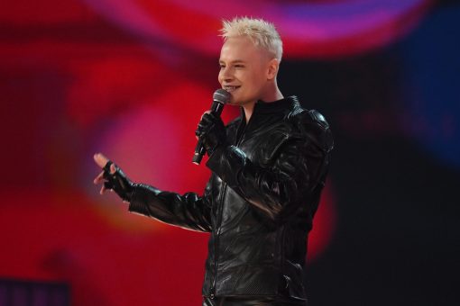 Предприимчивый рыбак продает лед с Байкала, облизанный певцом SHAMAN