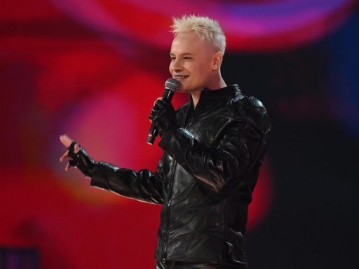 Предприимчивый рыбак продает лед с Байкала, облизанный певцом SHAMAN