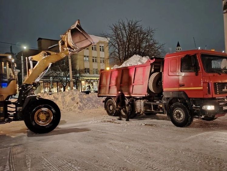 За ночь из Иванова вывезли более 200 самосвалов снега