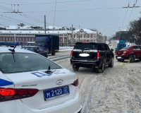 Автоледи на иномарке застряла в сугробе в центре Иванова — вытащили прохожие и ДПС