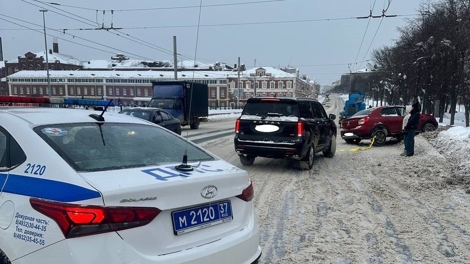 Автоледи на иномарке застряла в сугробе в центре Иванова — вытащили прохожие и ДПС