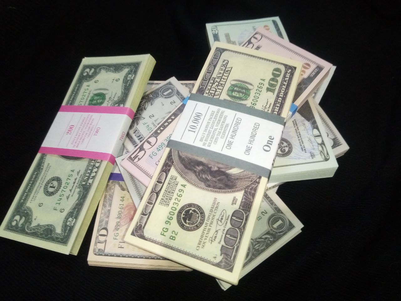 Пенсионер из Иванова отдал мошенникам миллион рублей и валюту