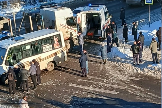 В Старой Руссе маршрутный автобус врезался в лесовоз