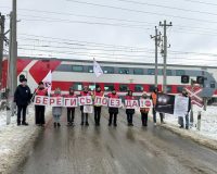 На 14 переездах в Орловской области железнодорожники напомнили правила проезда