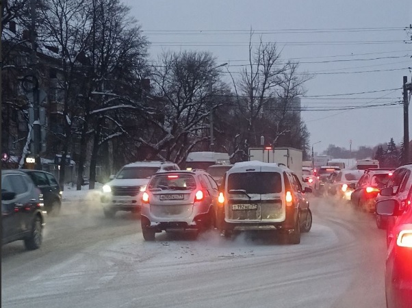 В Туле на перекрестке Оборонной столкнулись «Лада Ларгус» и «Черри»