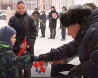 Перед домом новгородского ветерана войны Василия Крестьянинова выступил духовой оркестр