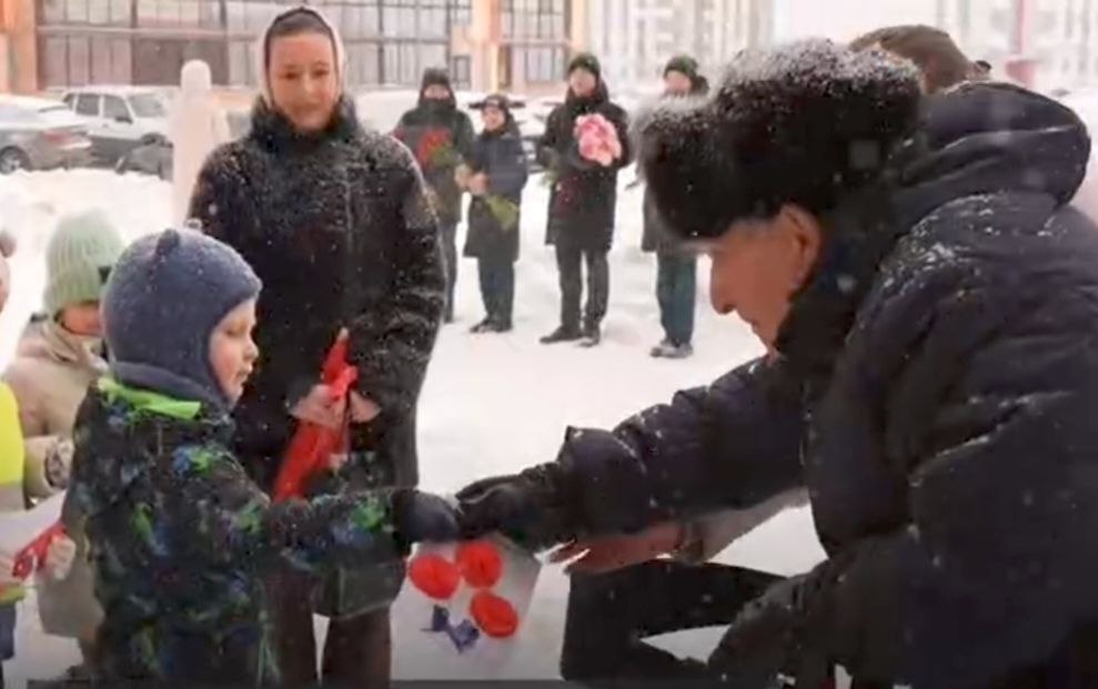 Перед домом новгородского ветерана войны Василия Крестьянинова выступил духовой оркестр
