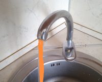 Новгородцы жалуются на качество воды, поступающей в дома