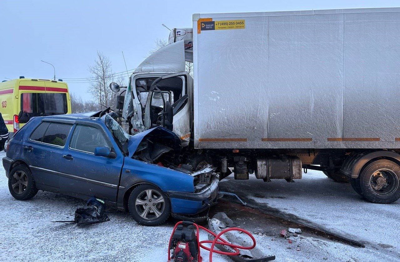 Под Новгородом произошла авария с летальным исходом с участием трёх машин