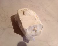 В брикете масла посетительница боровичского изолятора временного содержания спрятала телефон