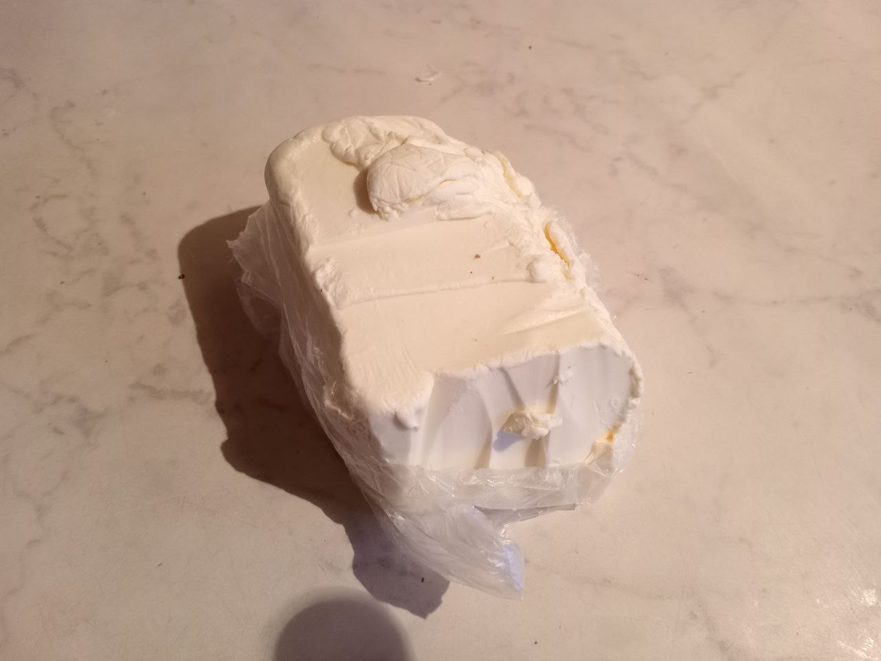 В брикете масла посетительница боровичского изолятора временного содержания спрятала телефон