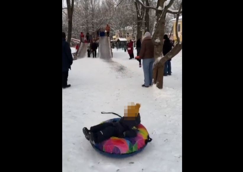 В новгородском кремлёвском парке демонтировали травмоопасную горку