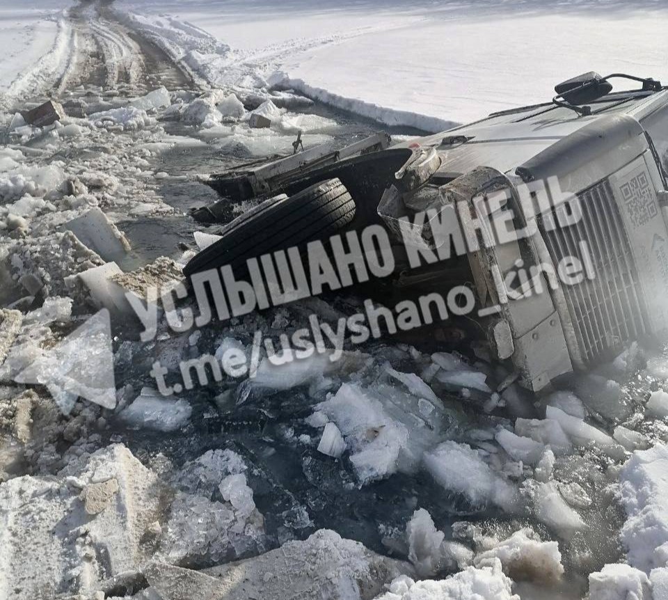 грузовик утонул на переправе