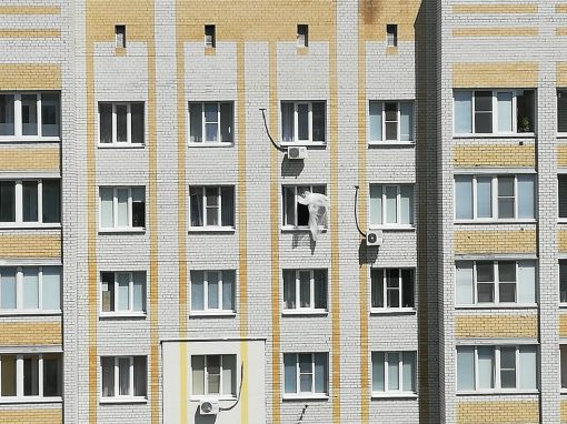 В Петербурге прохожие спасли двухлетнего мальчика, выпавшего с десятого этажа